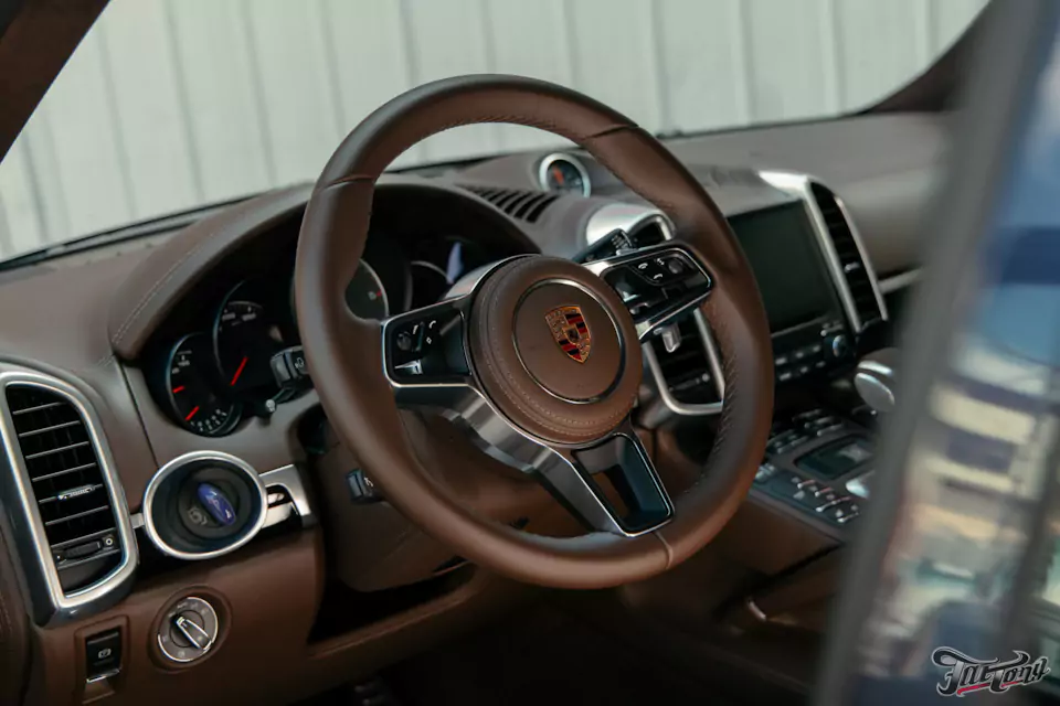 Частичный пошив салона Porsche Cayenne в кожу, полировка и керамика кузова